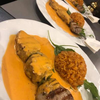 Schweinefiletmedaillons vom Grill auf Metaxa-Sauce, serviert mit Tomatenreis. Schweinefiletmedaillons vom Grill auf metaxaSauce, serviert mit Tomatenreis