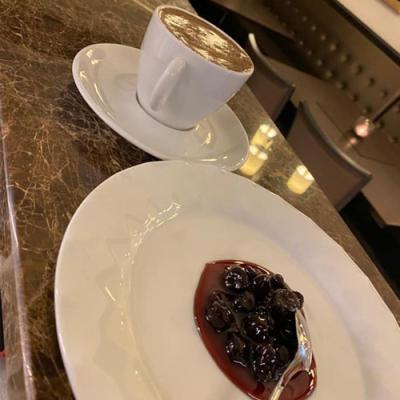 Griechischer Kaffee mit dazugehöriger süßer Sauerkirsche. Griechischer Kaffee mit dazugehöriger süßer Sauerkirsche