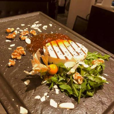 Manouri auf Salat. Manouri auf Salat.