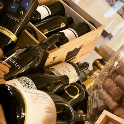 Wir führen eine große Auswahl von Weinen hervorragender Qualität. Wir führen eine große Auswahl von Weinen hervorragender Qualität.