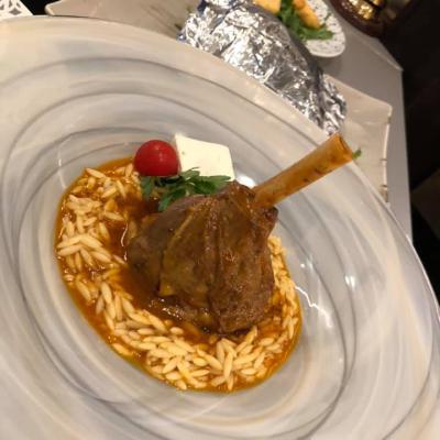 Lammhaxe aus dem Ofen mit Kritharaki. Lammhaxe Aus Dem Ofen Mit Kritharaki