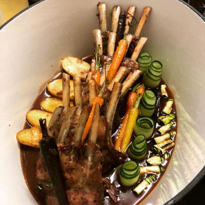 Lammkarree mit Bratensosse und gekochtem Gemüse. Lammkarree Mit Bratensosse Und Gekochtem Gemuse